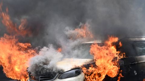 Un auto en llamas es muy peligroso, sin embargo un auto eléctrico lo puede ser aún más, sobre todo en lugares cerrados.