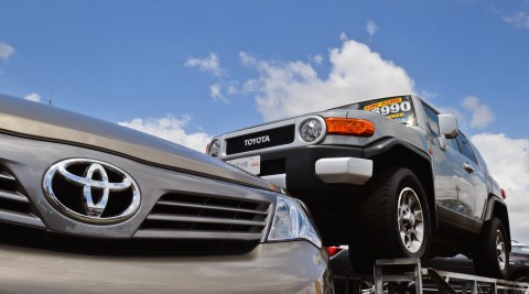 La calcomanía Monroney suele estar en las ventanas de los autos nuevos disponibles a la venta.