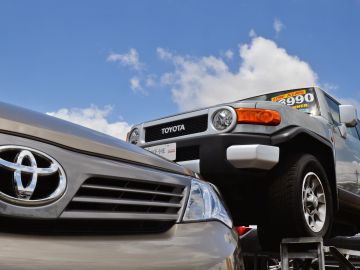 La calcomanía Monroney suele estar en las ventanas de los autos nuevos disponibles a la venta.
