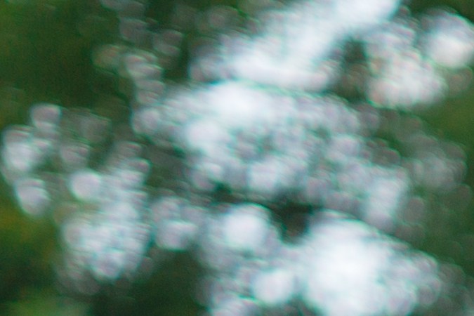 Pareja vendiendo su auto usado