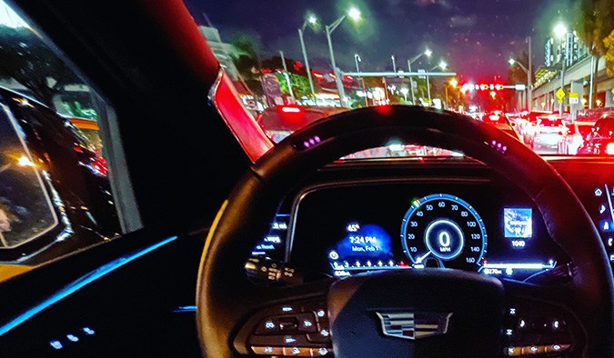 Interior del Cadillac Escalade con tecnología Super Cruise.