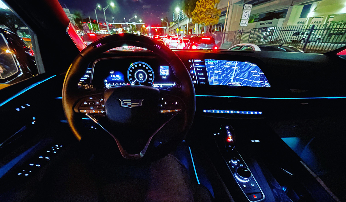 Interior del Cadillac Escalade con tecnología Super Cruise.