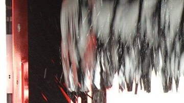 El lavado de autos debe ser minucioso, pues requiere de paciencia y dedicación para dejarlo totalmente limpio en cada rincón.