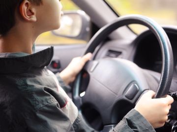 Los jóvenes pueden tener acceso a una licencia de conducir especial sólo para situaciones de extrema necesidad y tras haber aprobado el curso para conducir.