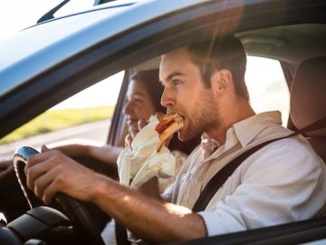 Comer en el auto es una de las actividades diarias que en ocasiones no se pueden evitar, sin embargo,  debes saber que pueden causar daño si  no los trasladas correctamente.