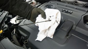 Revisa con frecuencia los niveles de líquidos de tu auto.