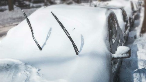 Dejar los limpiaparabrisas levantados evitará que se cubran de nieve, sin embargo, podrían presentar un daño más serio.