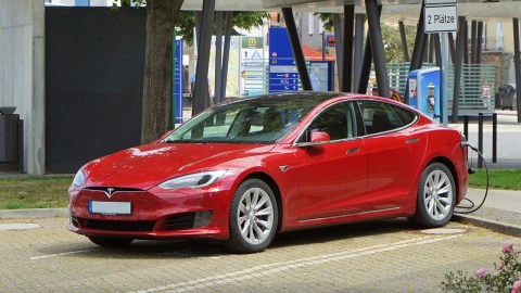 Tesla es actualmente una de las marcas de autos eléctricos líder en el segmento.