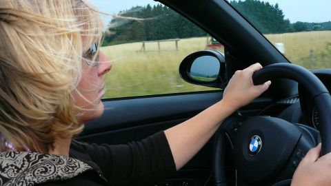 Las mujeres tienen entre un 20% y un 28% más de probabilidades de morir en un accidente automovilístico.