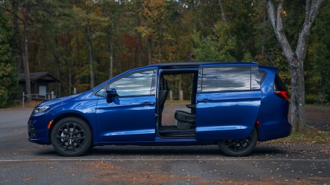 Subir y bajar de la minivan, o meter equipaje en el maletero, es muy fácil gracias a las puertas automáticas. / Foto: Chrysler