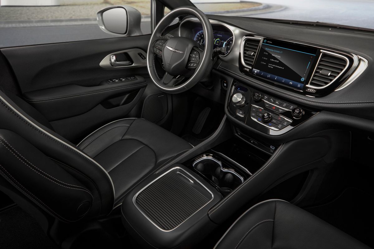 Interior de la 2021 minivan Chrysler Pacifica Limited.