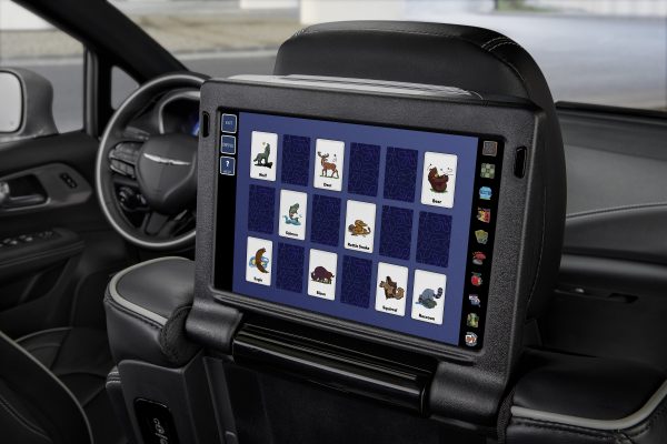 Los dos asientos de la segunda fila tienen su propia pantalla táctil de 10.1 pulgadas.