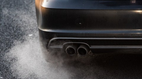 Humo blanco de un auto