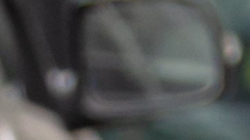 Asegurador revisa un vehículo usado con un choque en su parte trasera