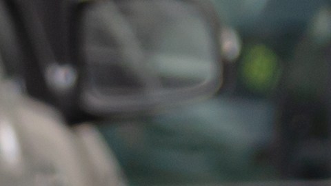 Asegurador revisa un vehículo usado con un choque en su parte trasera