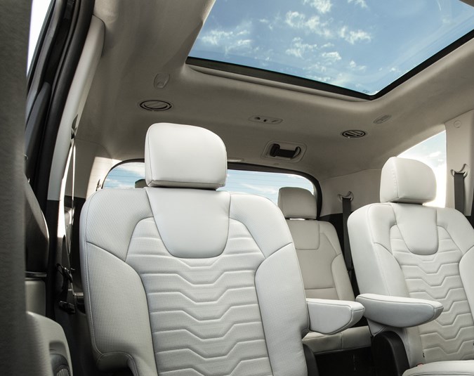 El Telluride viene con tres filas de asientos con capacidad para 8 pasajeros.