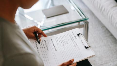 Foto de una mujer completando un formulario