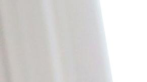 Foto de un hombre mayor angustiado sentado frente a su laptop