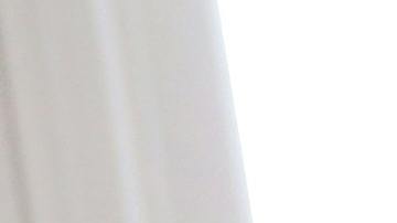 Foto de un hombre mayor angustiado sentado frente a su laptop