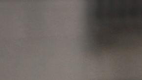 Foto de hombre pensativo usando su smartphone en la calle