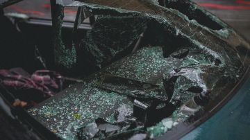 Foto de un parabrisas destruido durante un accidente de tránsito