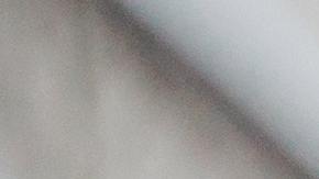 Foto con manos de una persona escribiendo sobre papeles