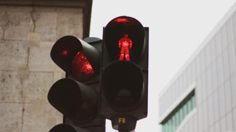 Foto de semáforos marcando luces rojas