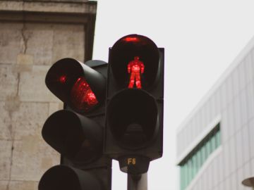Foto de semáforos marcando luces rojas