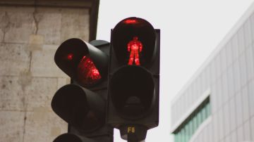Foto de semáforos marcando luces rojas