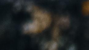 Foto de dos hombres probando un vehículo en una vía con conos de tránsito