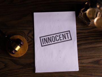 Foto referencial de un escritorio de juzgado con un veredicto de inocente