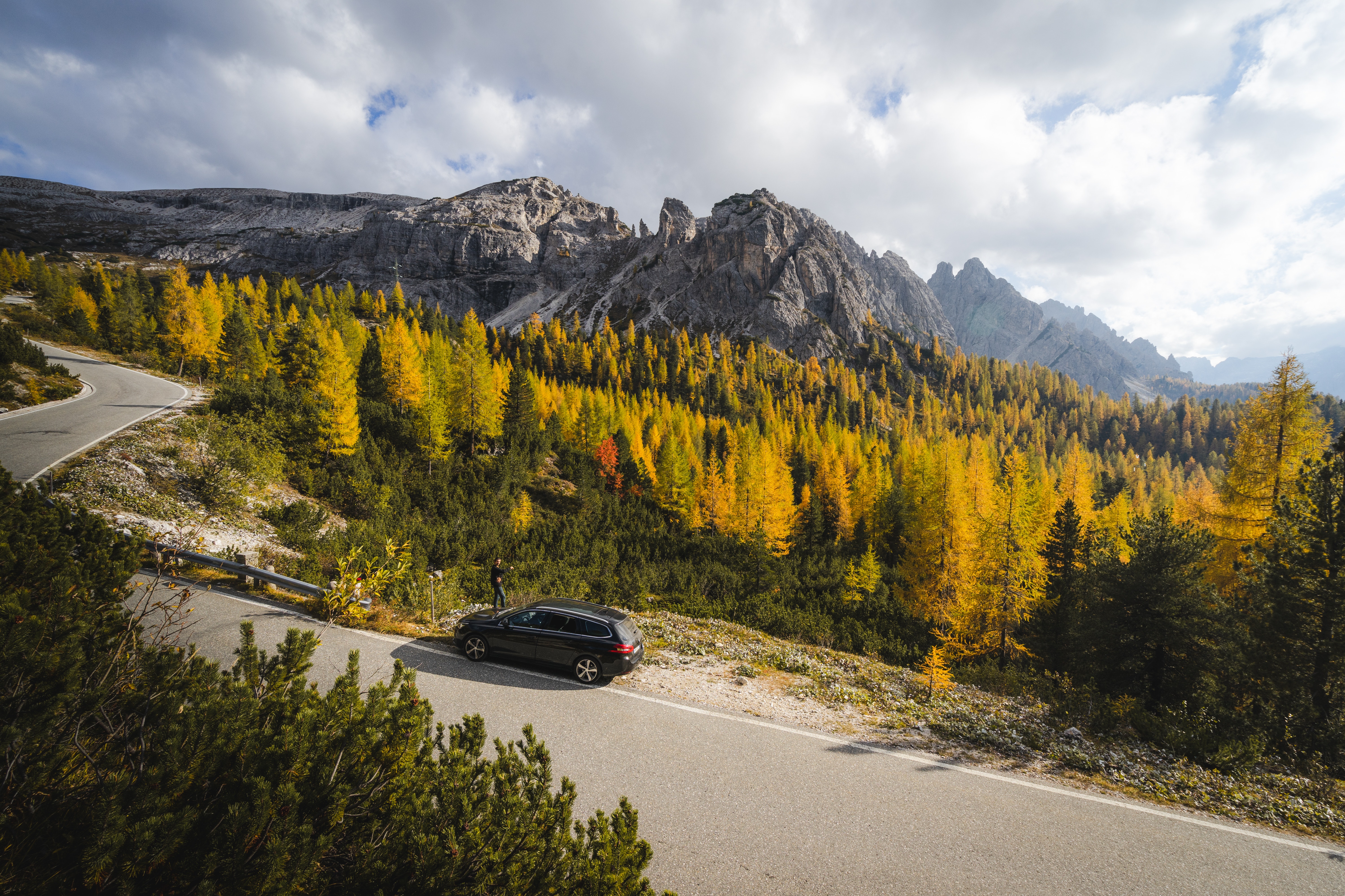 Auto cruzando la montaña