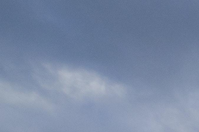 Auto cruzando la montaña