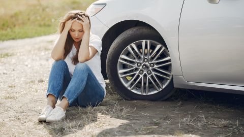 Foto ilustrativa de una mujer involucrada en un accidente de tránsito.