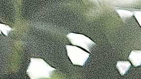 Foto de una vendedora de autos revisando documentos con su cliente