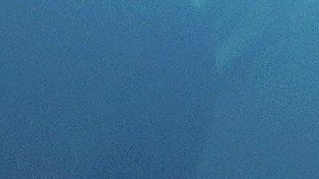 Foto de hombre conduciendo un auto rojo