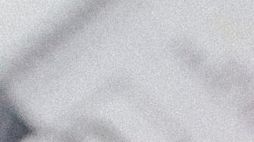 Foto de billetes dispersos en una mesa con un letrero que muestra la palabra "taxes"