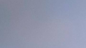 Foto ilustrativa de un hombre preocupado frente a su computador