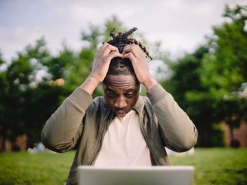 Foto ilustrativa de un hombre preocupado frente a su computador