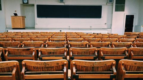 Foto de un aula de clases vacía