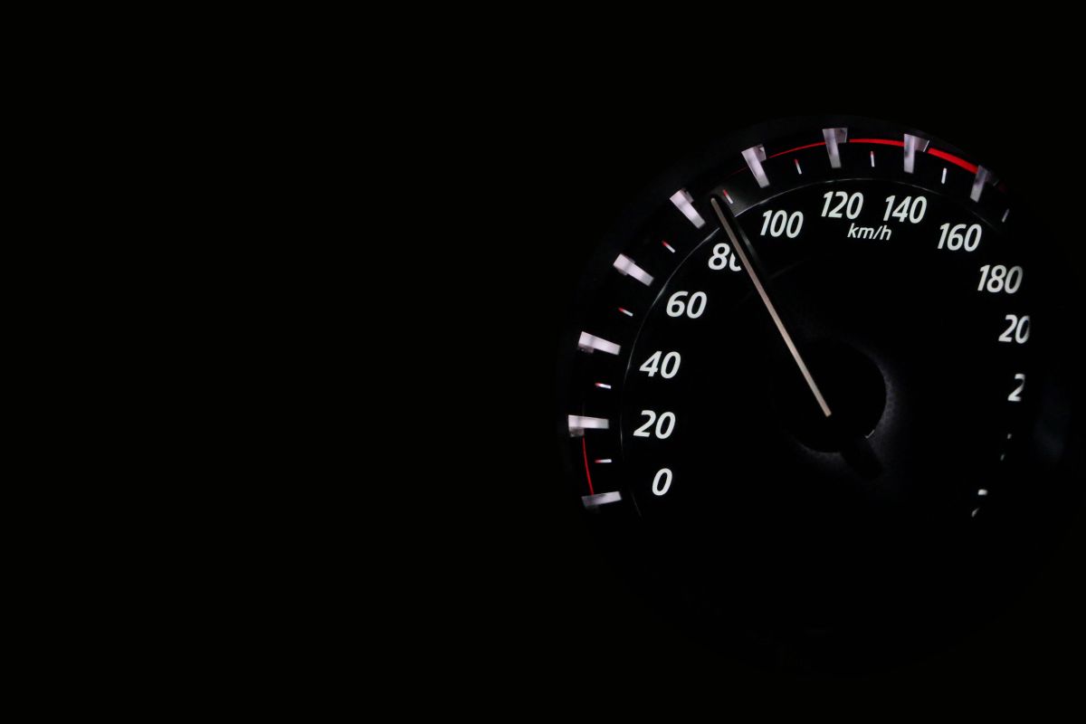 El exceso de velocidad, tanto en California como en todos los demás estados, es considerado una forma de conducción imprudente./ Foto: pexels.com
