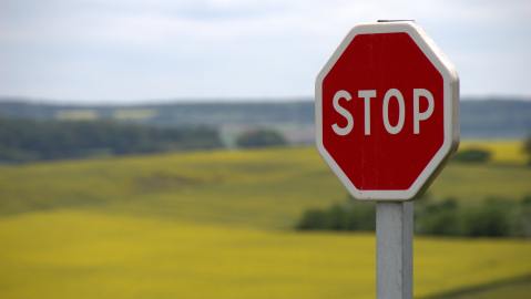 Foto referencial de una señal de tránsito con la palabra "stop".