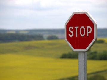 Foto referencial de una señal de tránsito con la palabra "stop".