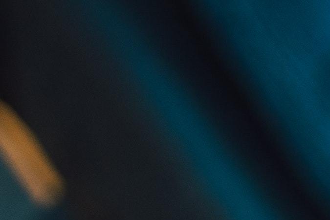 Foto representativa de un paramédico inmovilizando a un lesionado en una camilla