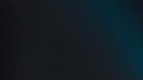 Foto representativa de un paramédico inmovilizando a un lesionado en una camilla