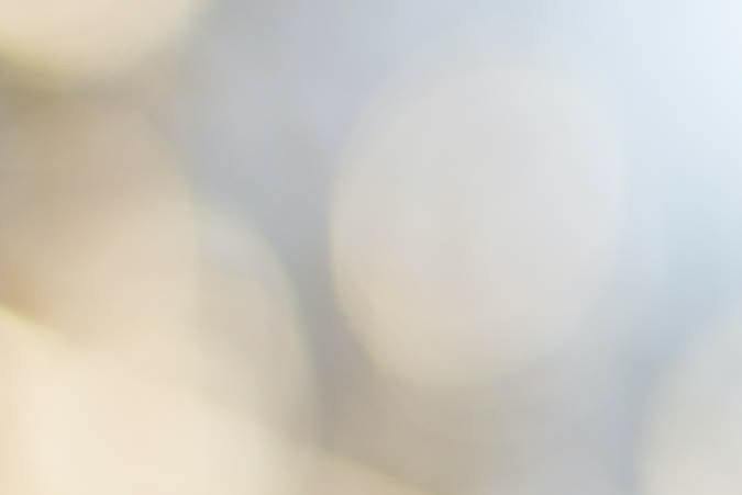 Foto de un conductor usando un smartphone mientras conduce