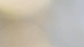 Foto de un conductor usando un smartphone mientras conduce