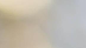 Foto de un conductor usando un smartphone mientras conduce