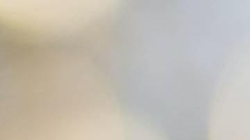 Foto de un conductor usando un smartphone mientras conduce