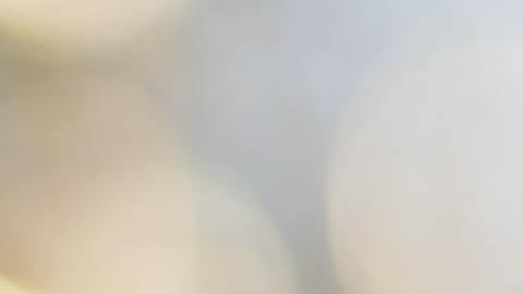 Foto de un conductor usando un smartphone mientras conduce